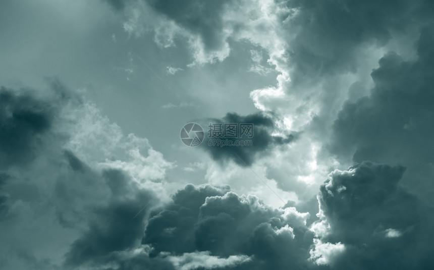戏剧无望绝和萧条背景气候变化黑白云自然灰色乌云地球之光黑暗的天空和乌云悲哀的概念伤空气图片
