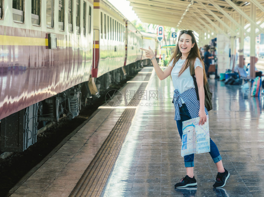 曼谷看韩国人在前往火车站旅行之前亚洲妇女游民感到幸福并问候她的朋友旅行和生活方式概念旅行和生活方式概念图片
