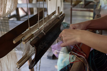 江宁织造博物馆妇女以传统方式在老挝手工织造的丝绸阀芯技术行业背景