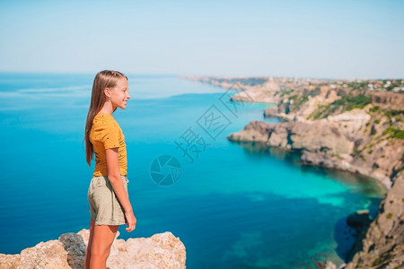 女儿在山上暑假的小女孩白岩背景的度假男孩在白色岩石背景享受旅游图片