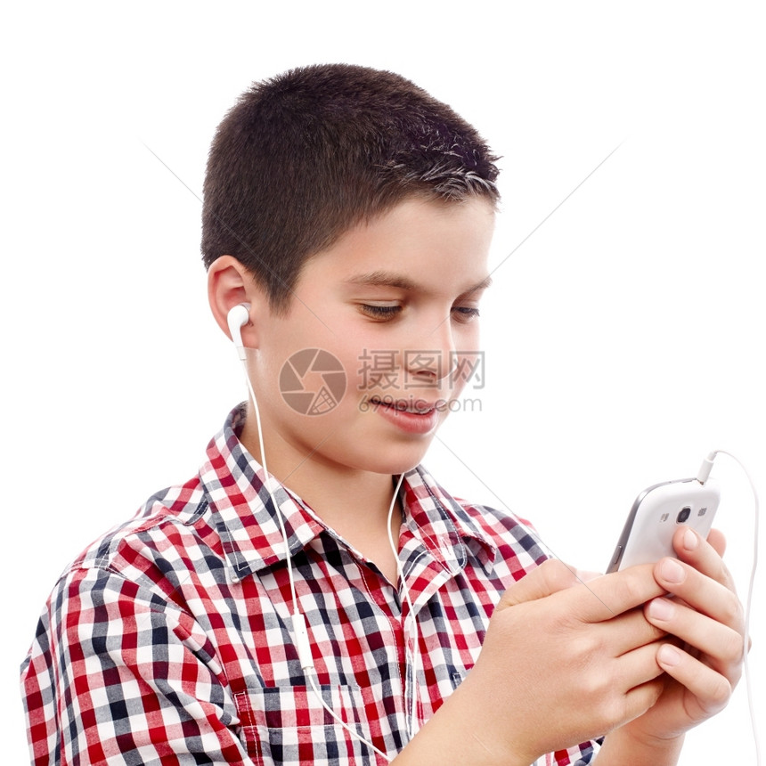 某物年轻的技术男孩在智能手机上找东西图片