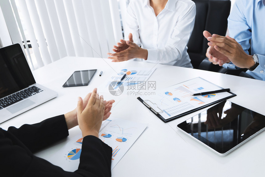 白色的销售量团队合作商业界人士拍手鼓掌成功协议在一次会上处理伙伴关系问题图片