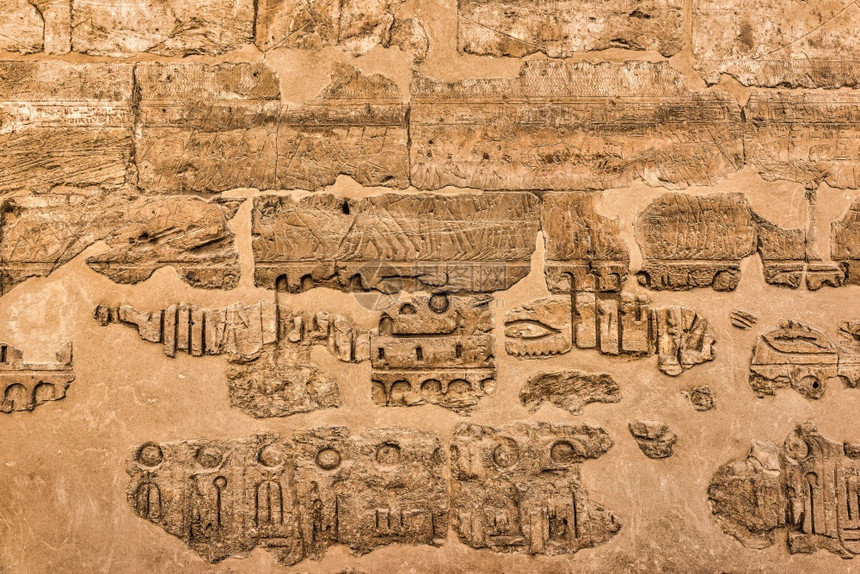 卢克索寺庙墙壁上被毁坏的书写和象形字像雕刻的长城土著水平卡纳克图片