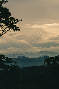 环境日落山上美丽的出缅甸风景与太阳在橙色乌云中照亮晚上图片