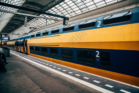 城市间客运输火车列路旅行工业的图片