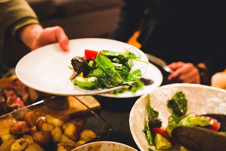 健康沙拉和肉类餐桌健康沙拉和肉类餐桌蔬菜吃子图片