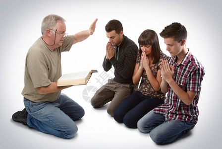 伙计们承诺传道者带领三个年轻的灵魂为接受祷告男人图片
