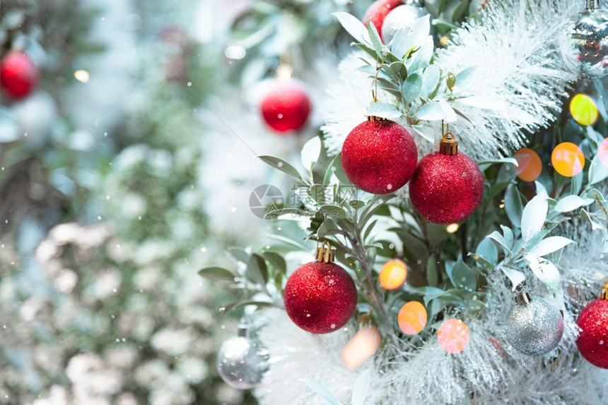 在圣诞雪树上装饰的品快乐和新年概念背景季节散礼物图片