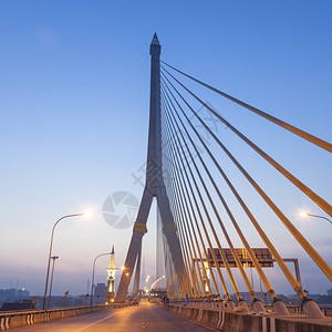 阳光活力沟通清晨的拉马八十桥清空黑暗的天图片