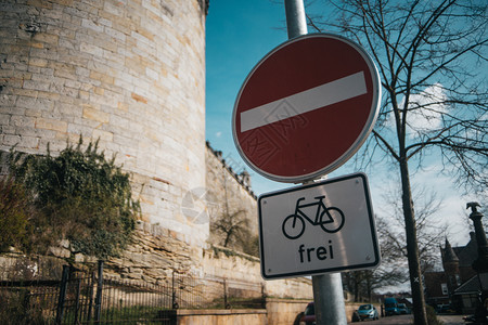 安全不准进入用德语免费自行车牌的路标语言边图片