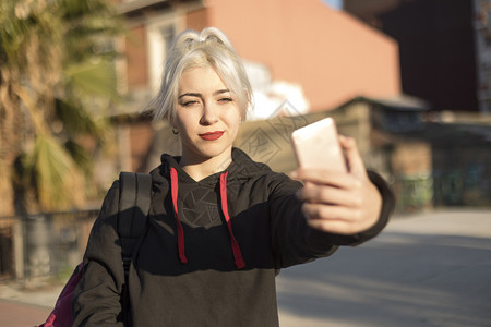 户外自拍的女性图片