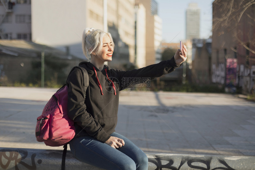 户外自拍的女性图片