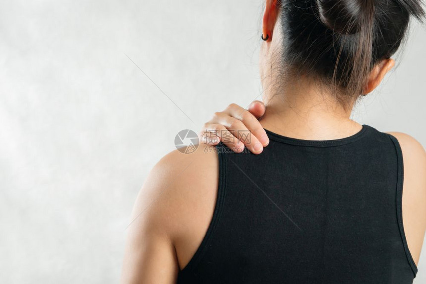 肩膀疼痛的女性图片