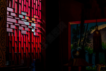 纹理发泄艺术泰国曼谷20年8月1日灯光透过圣殿的喷口遮罩闪耀图片