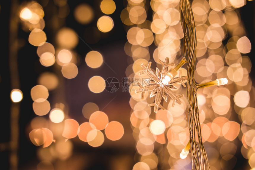木制的白色圣诞灯背景光模糊的bokeh金子图片