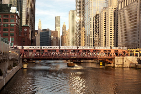北井子车辆美国伊利诺斯州芝加哥市韦尔斯街的芝加哥河上列火车过境高楼背景