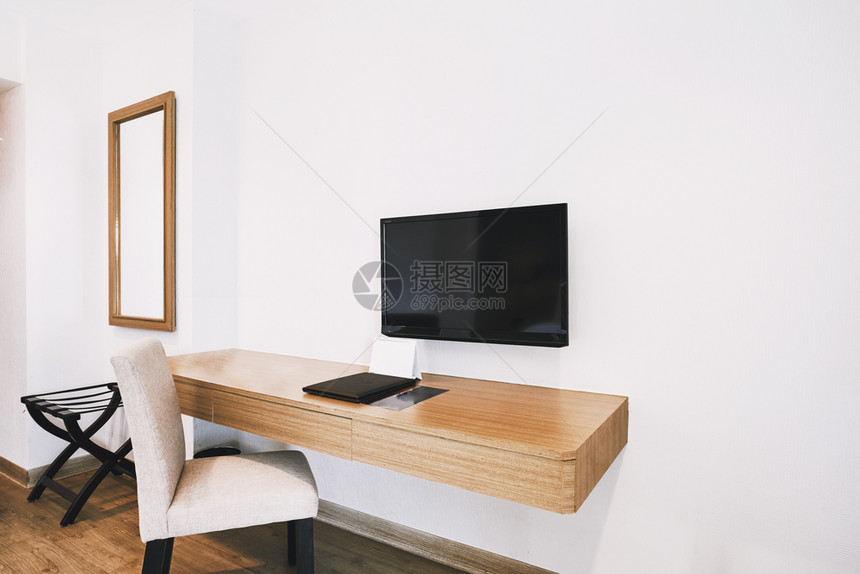 现代旅馆公寓室内装饰置家具公用办桌电视机椅子模拟嘲笑效用屋图片