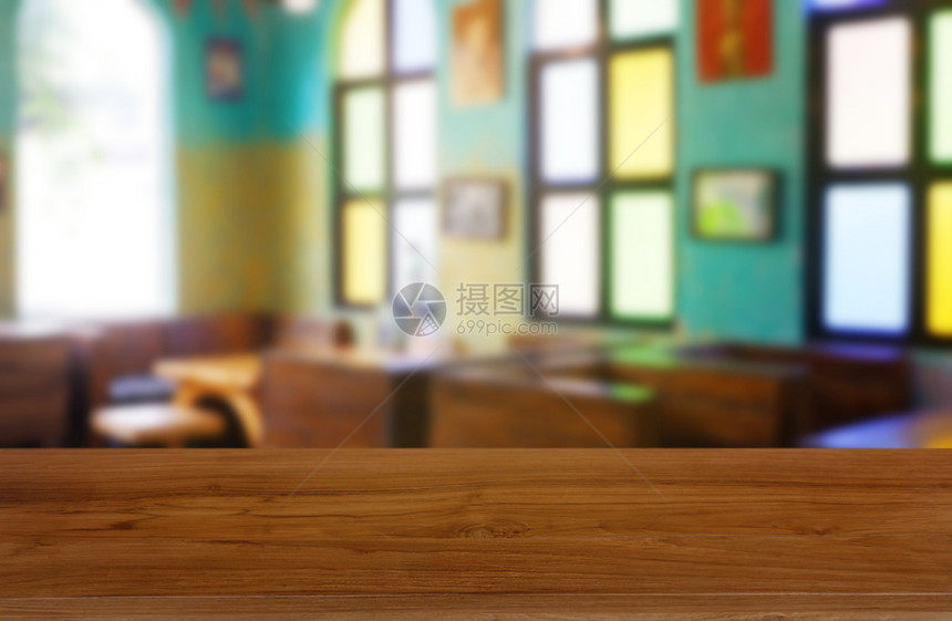 空的正面内部在餐厅咖啡馆和店内地的抽象模糊背景面前空木制桌可以用来展示或装配你的产品图象片图片