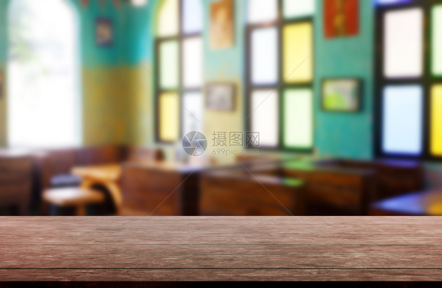 木头广告夜晚在餐厅咖啡馆和店内地的抽象模糊背景面前空木制桌可以用来展示或装配你的产品图象片图片