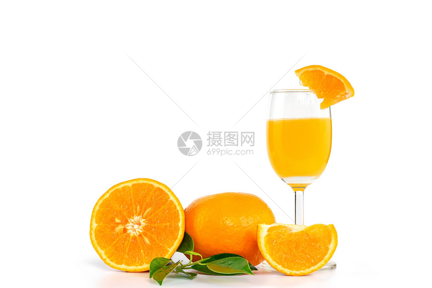 丰富多彩的夏天玻璃杯中新鲜的橘子汁装饰柑水果和橙色叶子白底面有复制空间甜的图片
