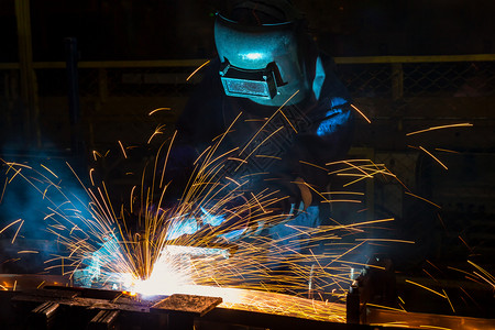 带保护面罩的工业人正在焊接金属劳动者工作场所焊机图片