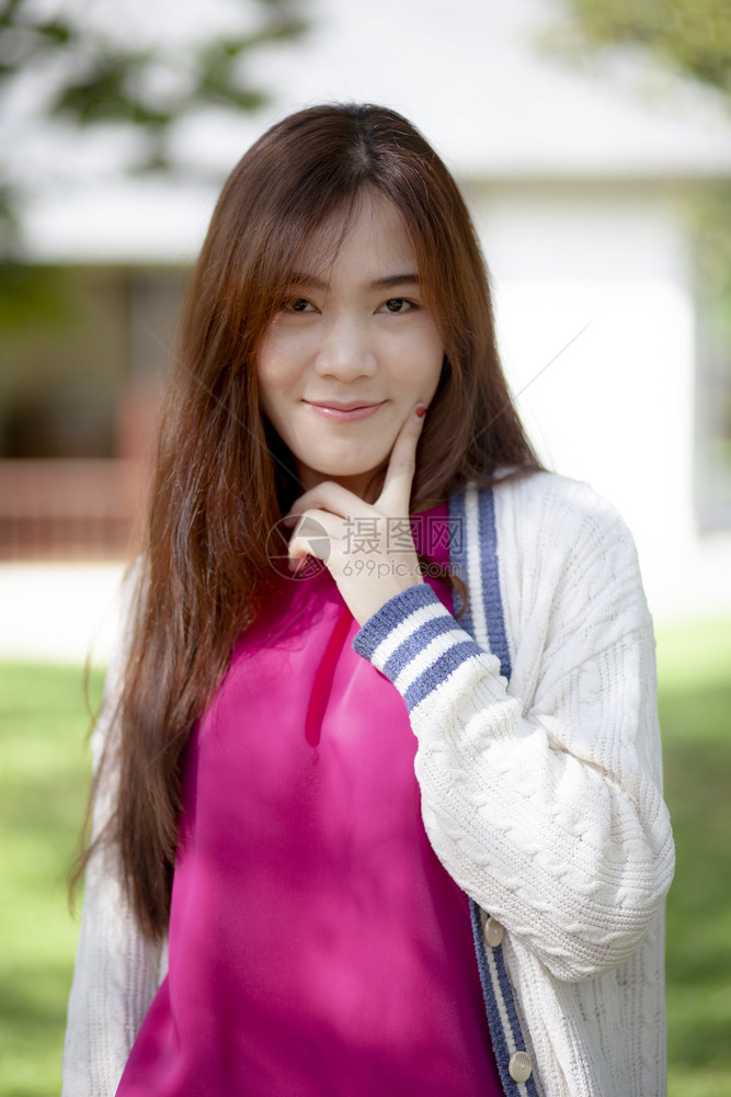 泰国迷惑随意的站在户外美丽亚洲年轻女快乐情绪她脸笑着面容图片