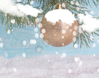 新年背景圣诞舞会挂在雪覆盖的树枝上华丽圣诞节装饰品图片