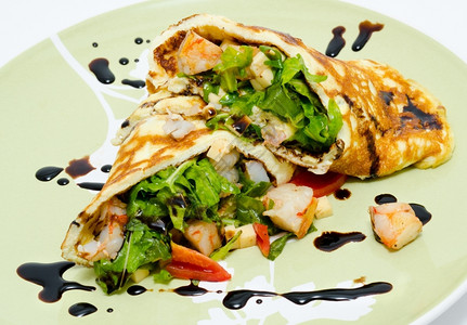 开胃菜用煎饼包着的阿罗科拉和虾海洋鲜图片