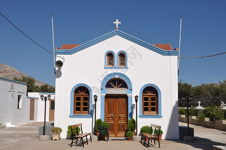 建造希腊Pserimos岛的美丽蓝色和白教堂典型的圆顶图片