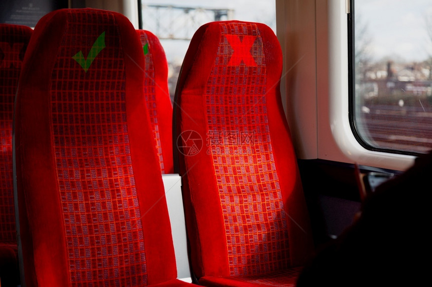 分数配有因冠状导致社会不安定警告标记的火车座椅红色到期图片
