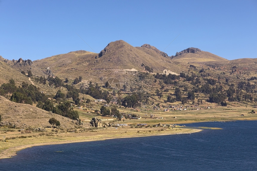 建造位于玻利维亚Copacabana小旅游镇Copacabana附近的Titicaca湖沿岸农村地貌水边乡的图片