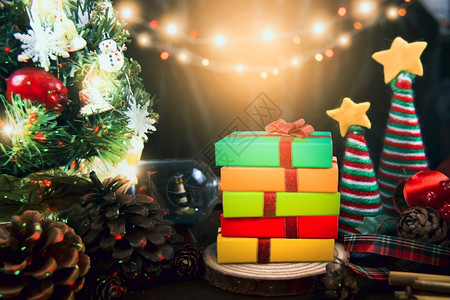 节日星松树圣诞快乐和新年概念配有装饰礼品盒圣诞树松果和灯光图片