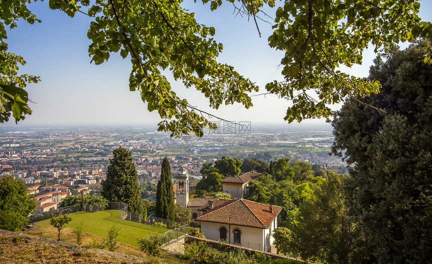 柏意大利伦巴第市Bergamo市的景象来自旧城LaCittaAlta假期绿色图片