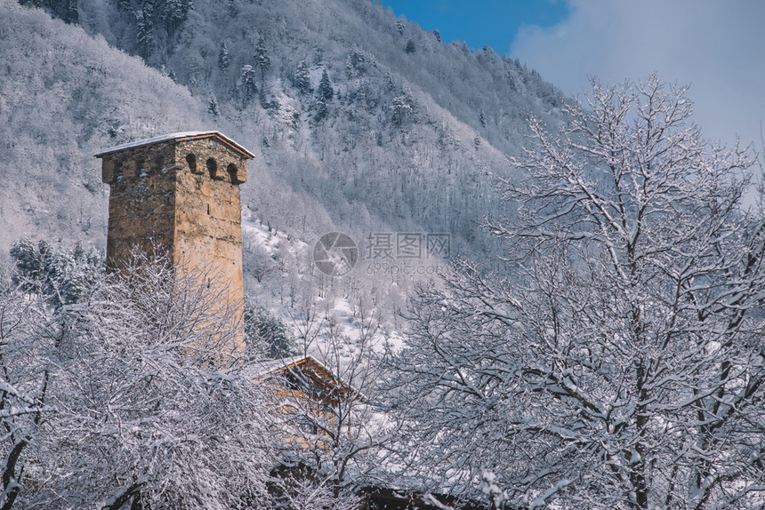 地标美丽的冬季风景与古老城堡在佐治亚斯瓦涅蒂梅提亚在雪中城市的太阳图片