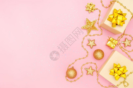 惊喜有创造力的生日圣诞节或婚礼仪式用粉红背景的金弓星和球作为礼物箱或送用于生日圣诞节或婚礼仪式金的星星高清图片素材