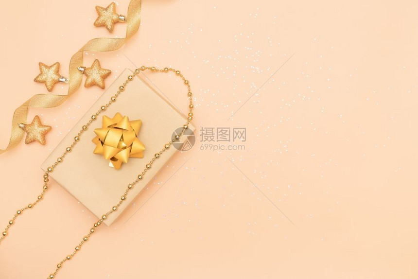 为了包装生日圣诞节或结婚仪式用金弓和底星的礼物盒或送箱用于生日圣诞节或婚礼粉色的图片