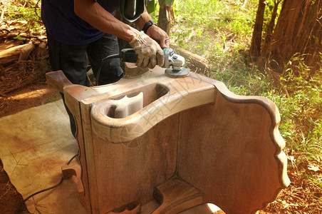 一名木匠用手持电动洗涤器清木材椅子门失去工作场所背景图片