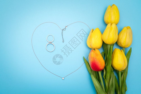 国际妇女节有鲜花和心形项链蓝底面的花朵和心形项链母亲女气质图片