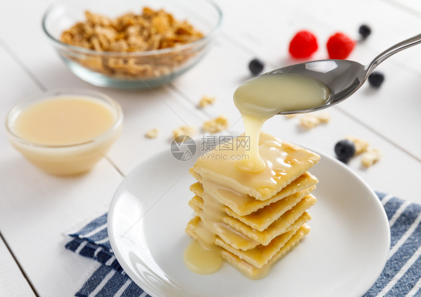 甜奶和水果早餐加冰淇淋饼干开胃菜一顿饭甜的图片