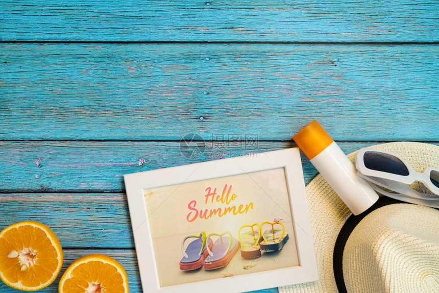 美丽的暑假海滩附件橙子太阳镜帽和木本底的防晒霜海星高架黄色的图片