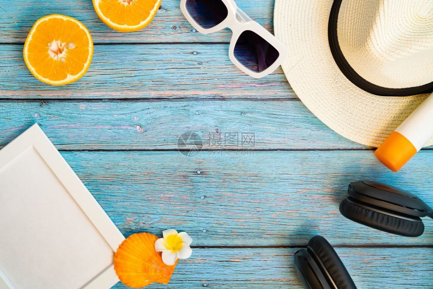 美丽的暑假海滩附件橙子太阳镜帽和木本底的防晒霜复制空间贝壳木的图片