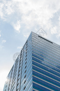 窗户墙蓝色天空和白云的大玻璃建筑市中心图片