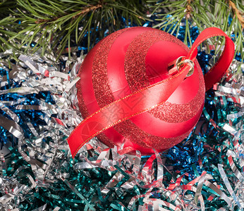红圣诞舞会带彩的新年树枝十二月喜庆的抽象图片
