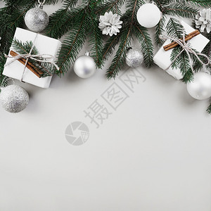 红色的祝贺圣诞组合杉树枝与银色小玩意庆典图片