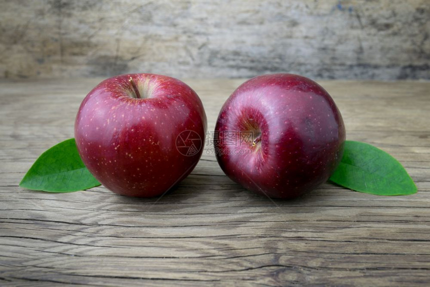 二个红苹果图片