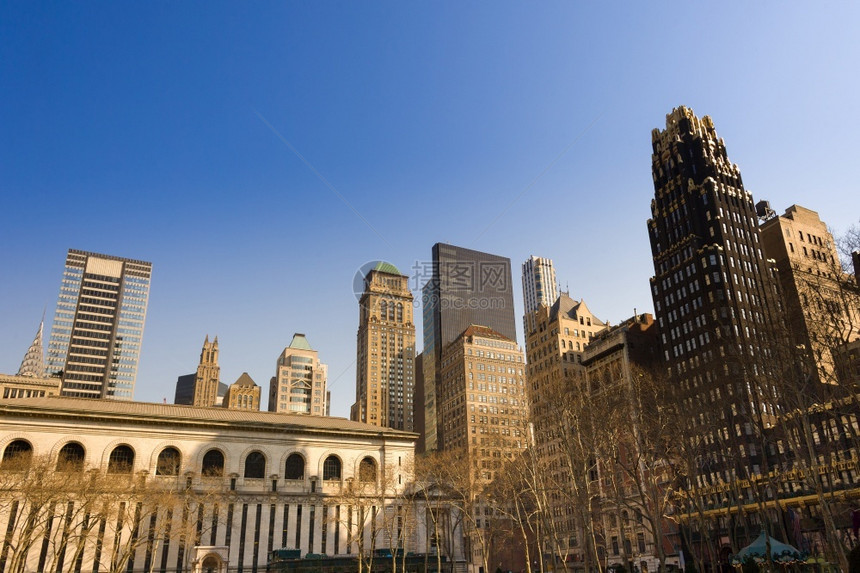 美国人纽约市布赖恩特公园曼哈顿中城大楼的天线图书馆塔图片