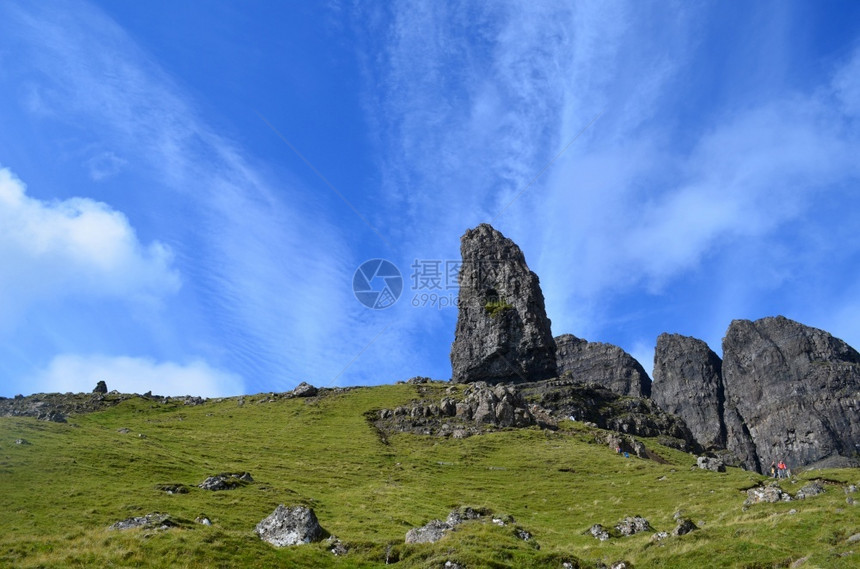 乔小岛美丽的风景和蓝色天空在斯图尔老人们的石块上闪烁着云彩斯托尔图片