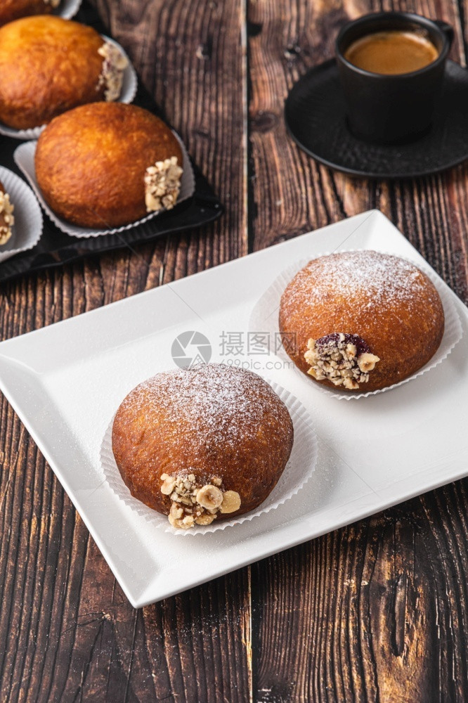 Bombolone或bomboloni是意大利填满甜圈和零食的意大利品德国甜圈克拉芬或贝林机装满果酱和巧克力糖狂欢博利尼图片