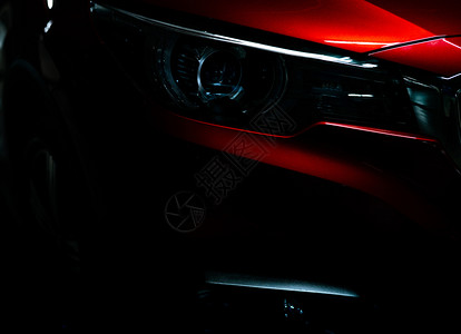颜色闪亮的红豪华礼光亮特快灯SUV紧凑型轿车超强电动汽技术和商业概念混合汽车和概念停在展厅或示室的经销商活力安全背景图片