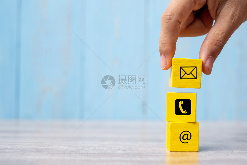 服务电脑商人用手把木块立方体符号电子邮件话和地址网站联系营销和信息概念的木块标码讲话图片